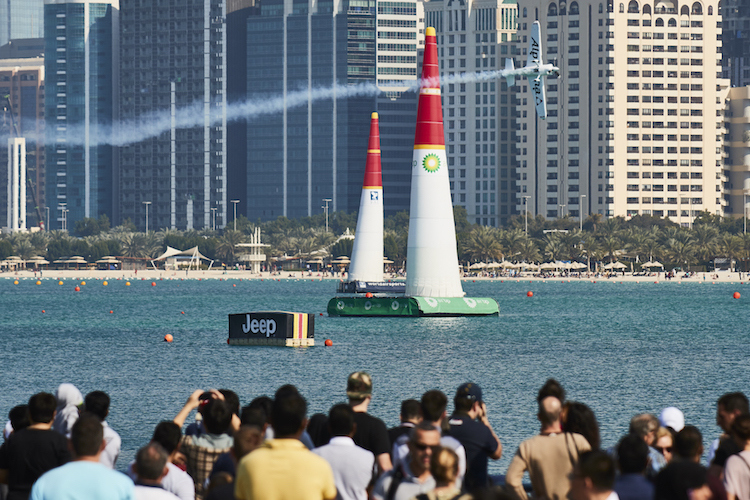 Michael Goulian setzte sich beim Saisonauftakt in Abu Dhabi durch