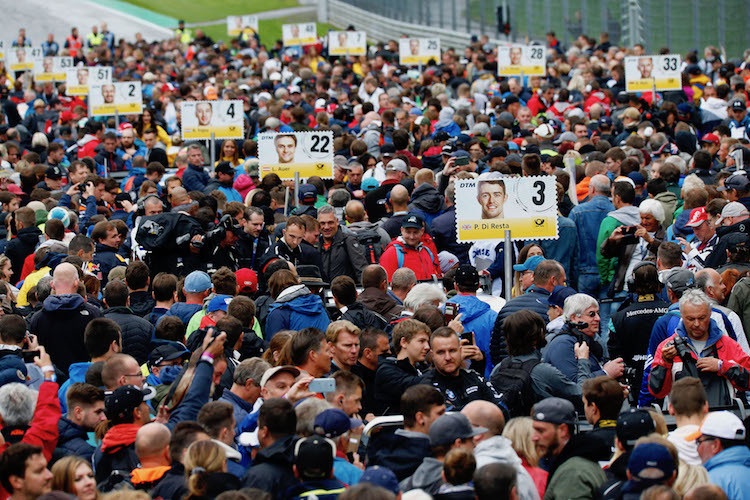 Die Fans durften in die Startaufstellung