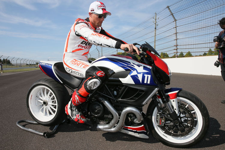 Am Donnerstag gab Ben Spies auf der Gegengeraden des Speedway-Ovals auf einer Dragster-Ducati-Diavel Gas