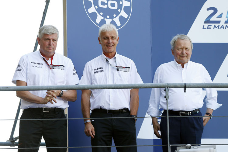 Wolfgang Porsche (rechts) mit seinen Vorständen Hatz und Müller am Samstagmorgen