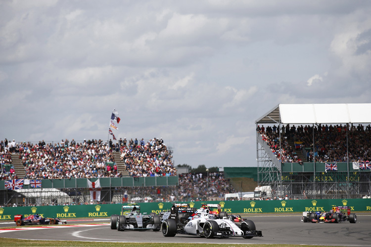 Nico Rosberg steckt hinter Bottas fest