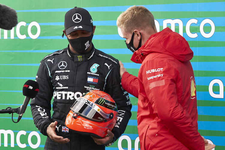 Lewis Hamilton erhielt am Nürburgring von Mick Schumacher einen Helm von Michael