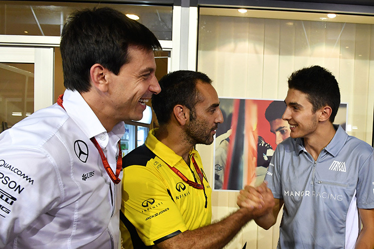 Toto Wolff, Cyril Abiteboul und Esteban Ocon in Singapur 2016