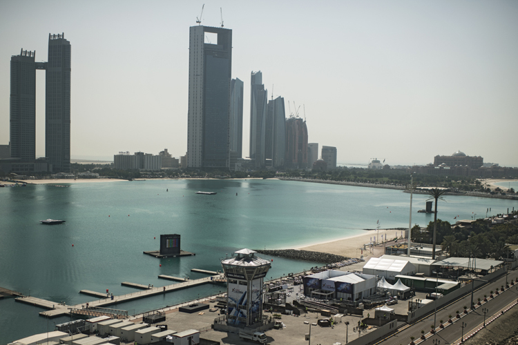 Die Red Bull Air Race-WM 2014 startet in Abu Dhabi