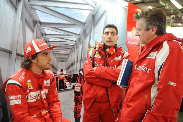Pat Fry (rechts) mit Fernando Alonso und dessen Renningenieur Andrea Stella