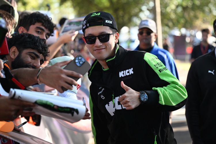 Zhou Guanyu auf dem Melbourne Walk mit Formel-1-Fans. Diese Woche in Shanghai wird der Andrang der Fans des Chinesen wohl noch im einiges größer