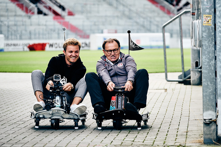 Nico Rosberg im Duell mit Ewald Lienen