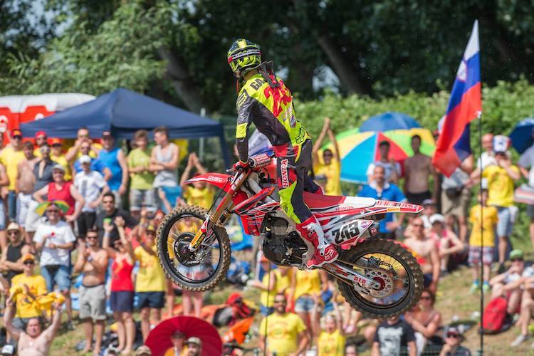 Tim Gajser fliegt an seinen Fans vorbei zum Mantova-Sieg