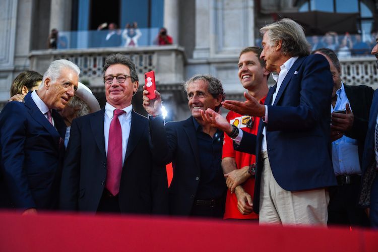 Luca Montezemolo (rechts mit blauem Sakko) neben Sebastian Vettel