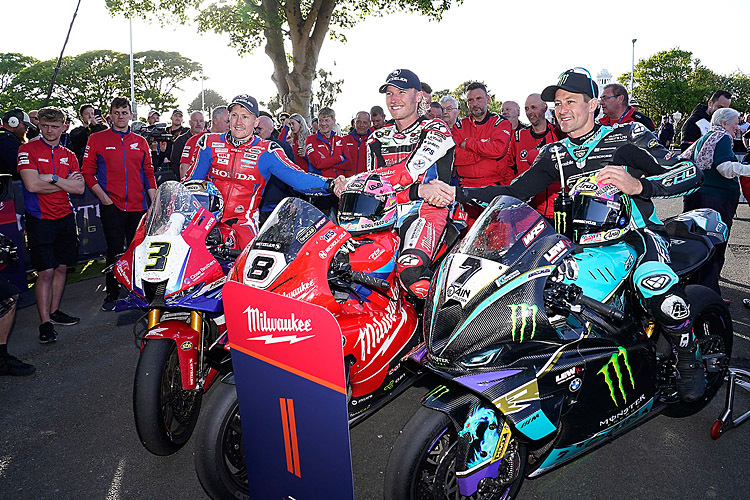 Senior-TT 2024: Dean Harrison, Sieger Davey Todd, Josh Brookes (vlnr.)