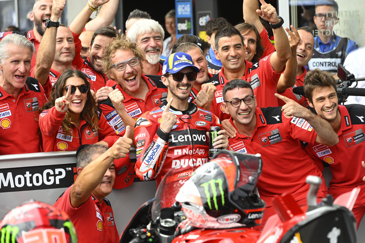 Paolo Ciabatti (ganz links): Hat er mit Ducati 2023 noch mehr Grund zur Freude?