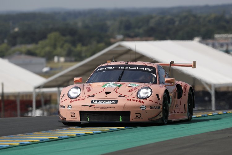 Porsche hat bei den 24h von Le Mans einen seiner 911 RSR im Retro-Look der 'rosa Sau' beklebt