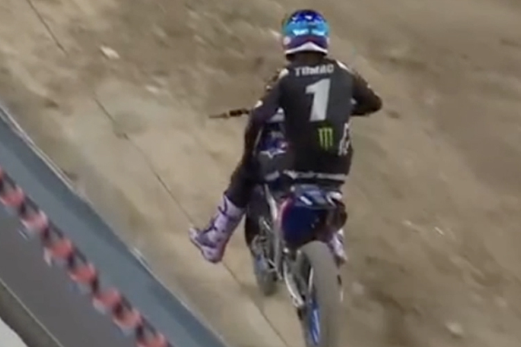 Eli Tomac fährt mit gerissener Achillessehne aus dem Stadion von Denver