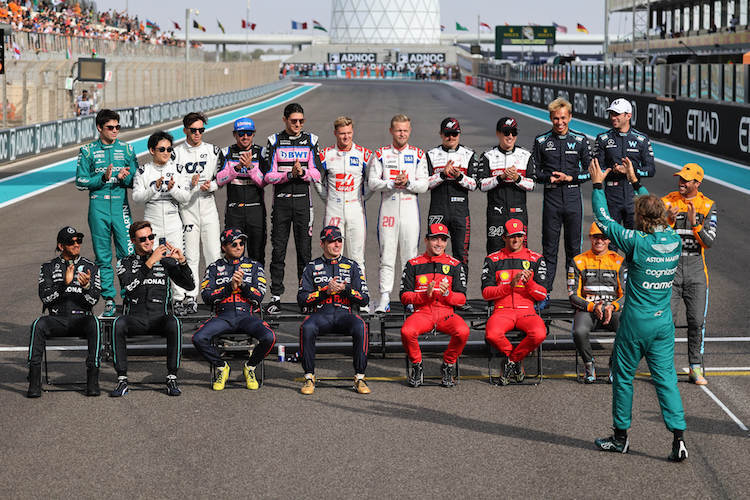 Die Formel-1-Fahrer beim Abschlussfoto in Abu Dhabi 2022