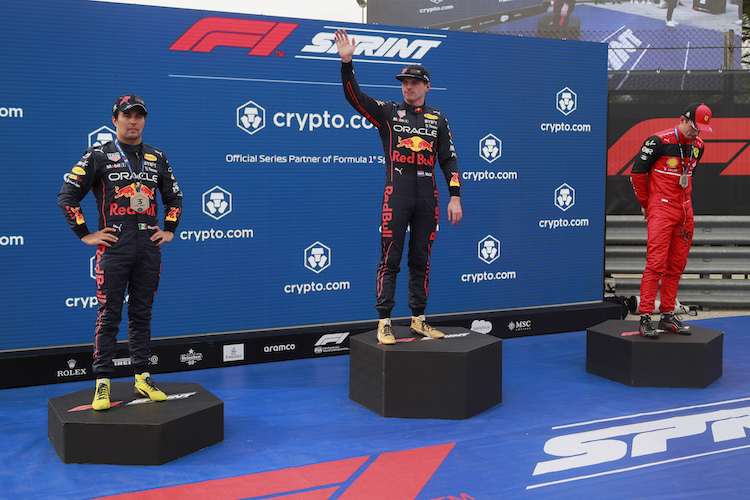 Die ersten Drei des Imola-Sprints: Pérez (3.), Sieger Verstappen, Leclerc (2.)