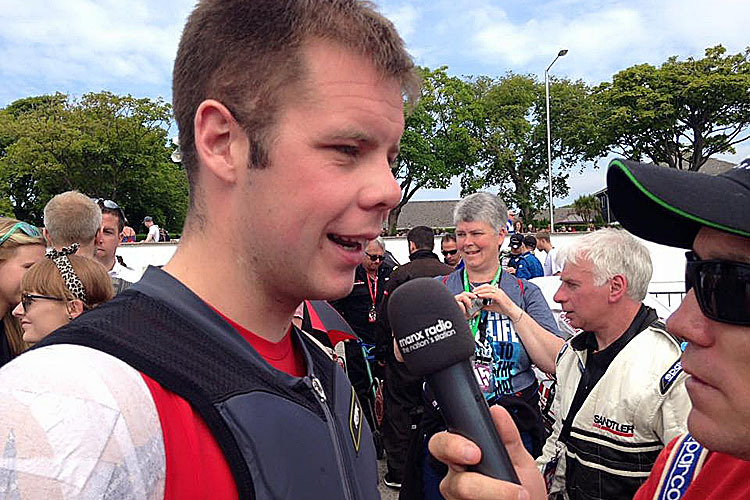 Jamie Hamilton beim Interview unmittelbar vor der Senior-TT