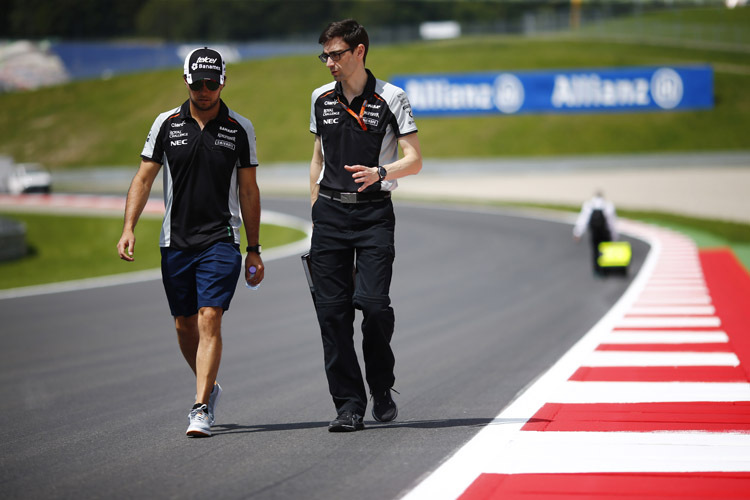 Force India-Pilot Sergio Pérez schaut sich die Änderungen bei der Streckenbesichtigung an