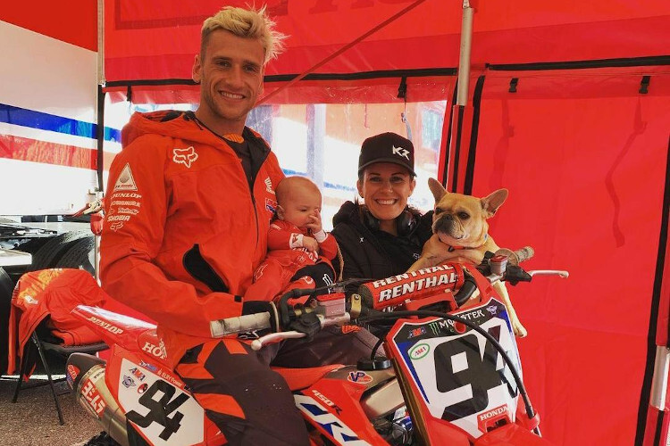 Die Familie Roczen beim Supercross-Auftakt: Ken, Griffin und Courtney samt Hündin Rio