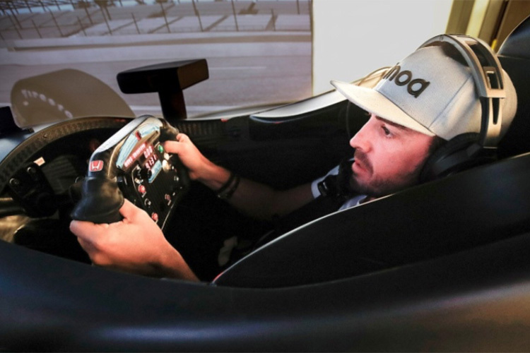 Fernando Alonso im Indy-Simulator von Honda