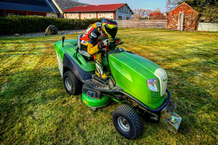 Jann Netzker bei der Rasenpflege