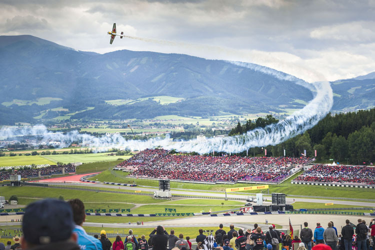 Red Bull Air Race-Star Hannes Arch sorgte mit seiner Show für Action in der Luft