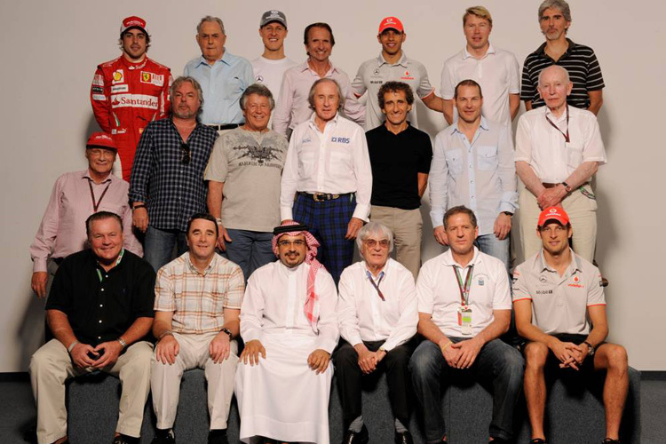 Gruppenbild von 18 Weltmeistern 2010 in Bahrain. In der Mitte im weissen Hemd: Sir Jackie Stewart