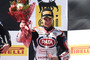Im ersten Rennen erbeutete Jonathan Rea Platz 3, einen Pokal und einen Blumenstrauß