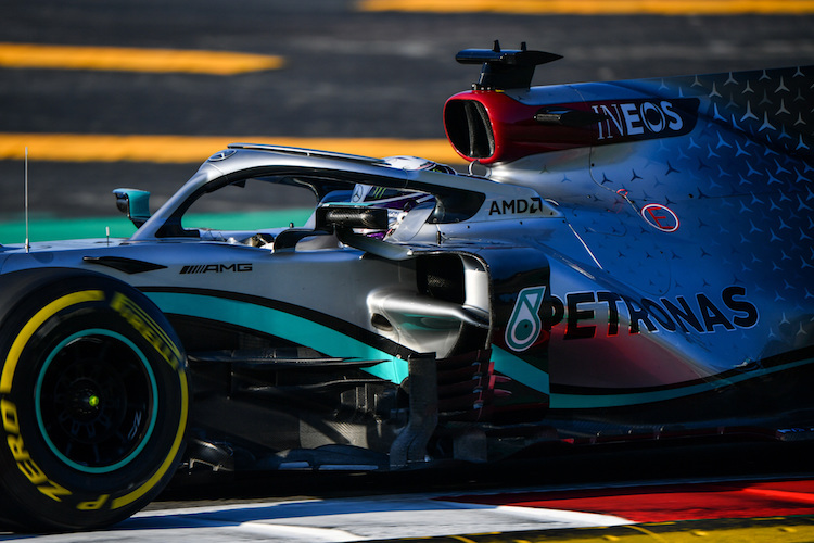 Lewis Hamilton war am zweiten Barcelona-Testtag mit der Wunder-Lenkung unterwegs