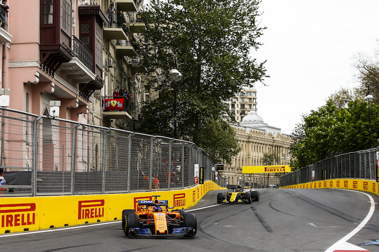 Fernando Alonso vor Carlos Sainz in Baku