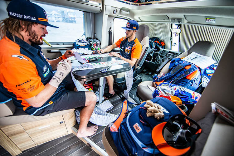 Toby Price (li.) im Motorhome mit Sam Sunderland