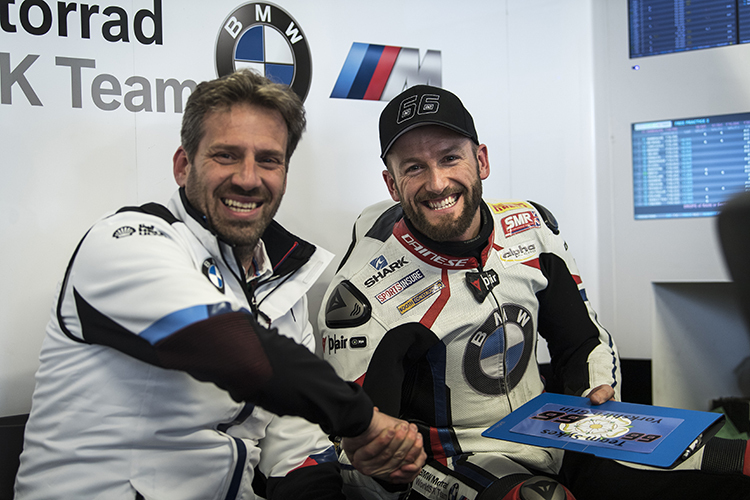 Gratulierten sich gegenseitig: BMW-Rennchef Marc Bongers (li.) und Tom Sykes