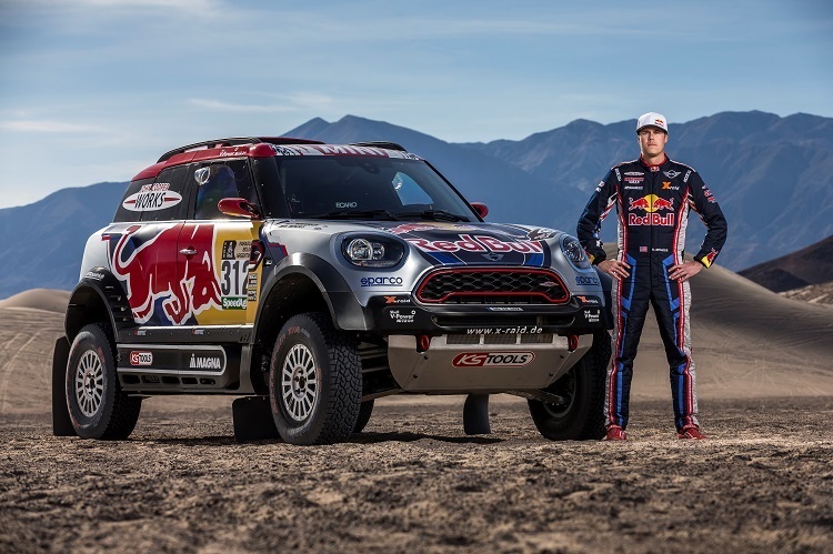 Bryce Menzies neben dem Mini All4 Racing