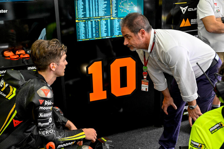 Luca Marini im Gespräch mit Michelin-Zweirad-Manager Piero Taramasso