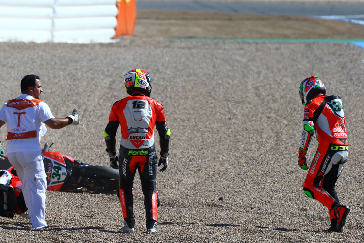In Jerez schmiss Davide Giugliano (re.) seine Ducati ins Kiesbett