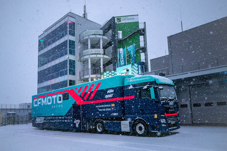 Am frühen Morgen stand der Prüstel-Truck im Schneetreiben