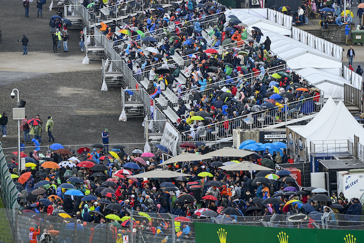 Die Fans müssen im Regen ausharren