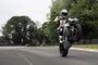 Triumph TE-1: 177 PS und 109 Nm reichen locker, um das Vorderrad abzuheben