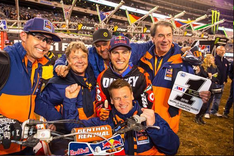 Ryan Dungey feiert mit KTM-Chef Stefan Pierer (rechts), Mutter, Mechaniker und Renndirektor Pit Beirer den Gewinn der Supercross-WM