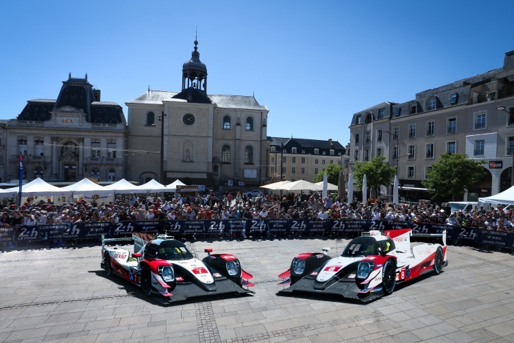 Die beiden Oreca LMP2 des Toyota-Werksteams bei der technischen Abnahme in der virtuellen Innenstadt von Le Mans
