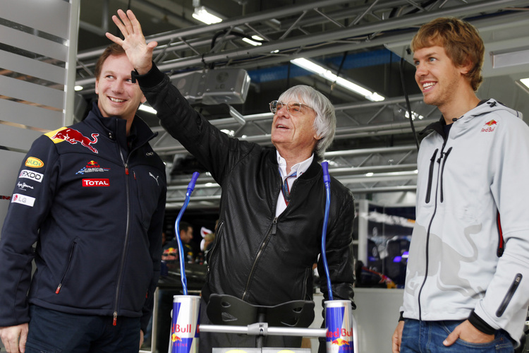 Vettel und Horner überreichen Bernie Ecclestone sein Geburtstagsgeschenk