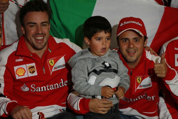 Alonso mit Massa & kleinen Fan