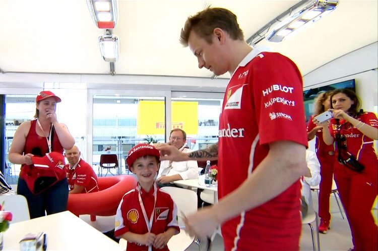 Der kleine Thomas mit Kimi Räikkönen
