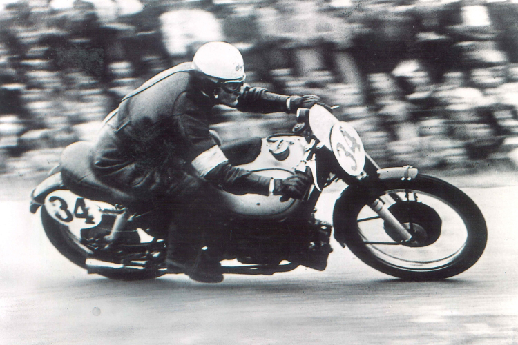 Leslie Graham 1949 auf einer AJS 500