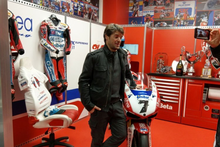 Carlos Checa mit seinem Weltmeister-Motorrad von 2011