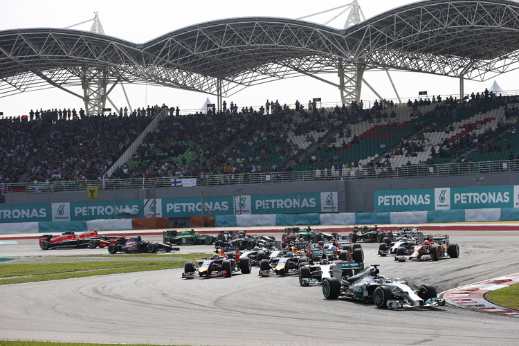 Start zum Malaysia-GP: In der ersten Kurve lag Sebastian Vettel vor seinem Teamkollegen Daniel Ricciardo auf Platz 3 