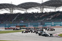Start zum Malaysia-GP: In der ersten Kurve lag Sebastian Vettel vor seinem Teamkollegen Daniel Ricciardo auf Platz 3