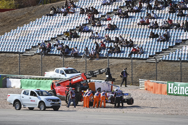 Nach dem Crash landete Lance Stroll im Kiesbett