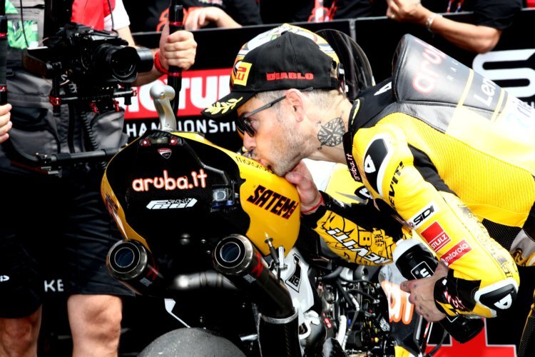 Drei Siege in Misano: Ein Kuss von Bautista für die Ducati V4R