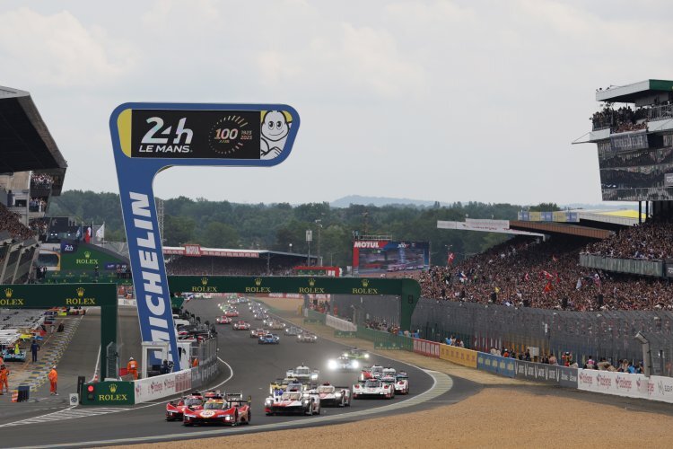 Beim Start der 24h Le Mans 2023 waren zwei Ferrari 499P vorne