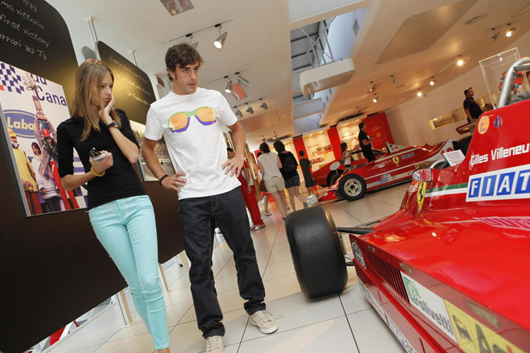 Fernando Alonso mit seiner Freundin Dasha im Ferrari-Museum